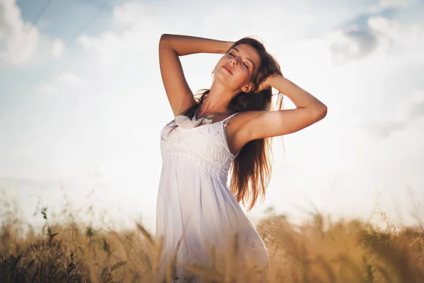 Beautiful carefree woman in fields — Stock Photo, Image