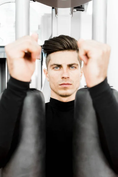 Allenamento uomo in palestra — Foto Stock