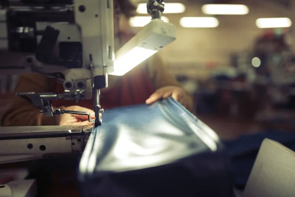 Lavoratore nell'industria tessile cucito — Foto Stock