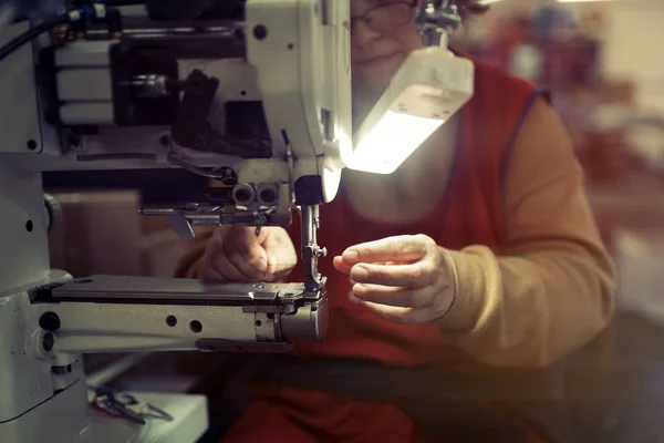 繊維業界で働く女性 — ストック写真