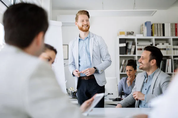 Geschäftsleute im Büro — Stockfoto