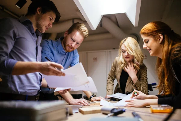 Team arbeitet gemeinsam an Projekt — Stockfoto