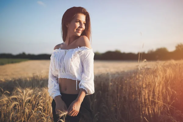 Prachtige zorgeloze vrouw in velden — Stockfoto