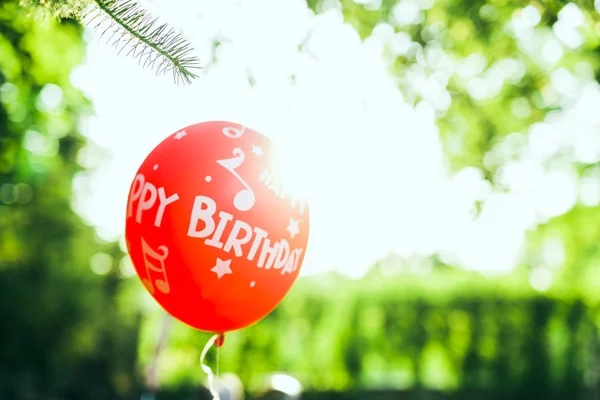 Kırmızı doğum günü balon — Stok fotoğraf