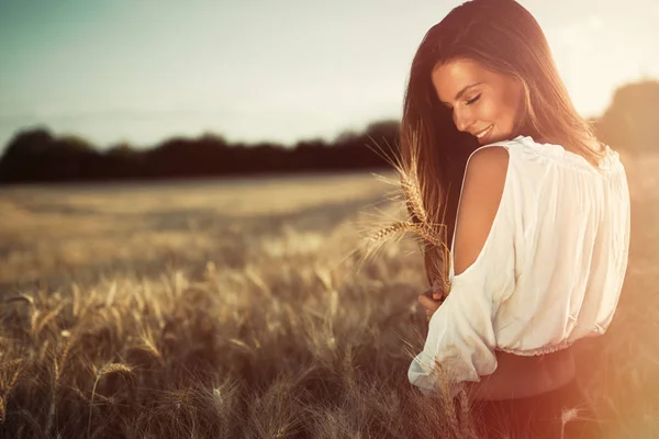 Piękna kobieta w pszenicy łąka — Zdjęcie stockowe