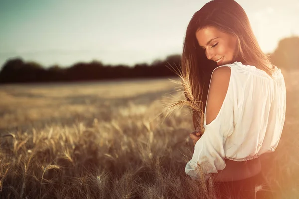 Beautiful woman in wheat meadow — Stock Photo, Image