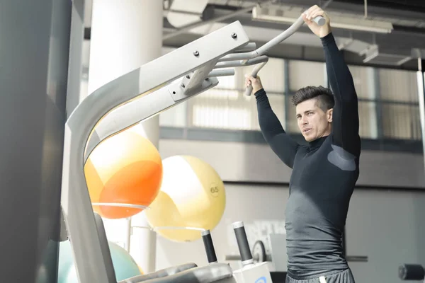 Man working out in gym — Stock Photo, Image
