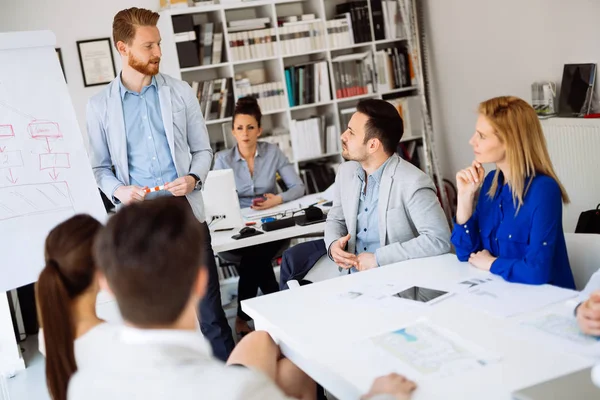 Mensen uit het bedrijfsleven werken — Stockfoto