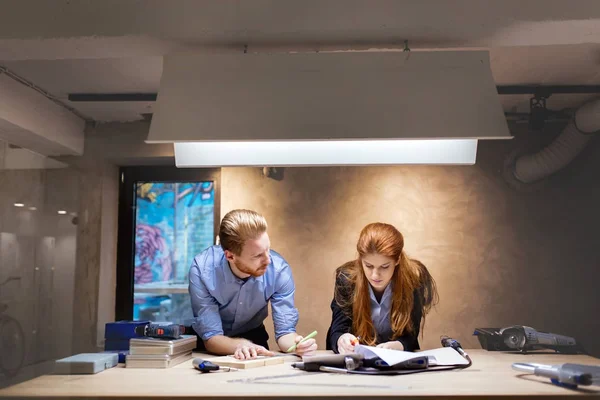 Diseñadores trabajando en oficinas modernas — Foto de Stock