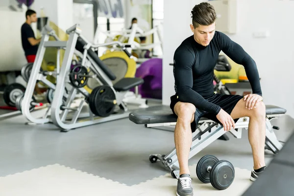 Spor salonunda erkek eğitimi.