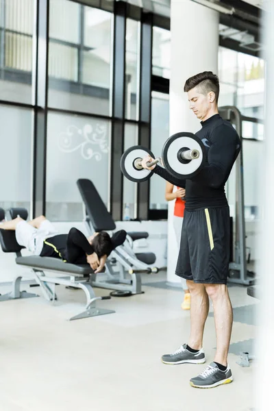 Allenamento uomo in palestra — Foto Stock