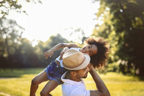 Father carrying daughter piggyback — Stock Photo, Image