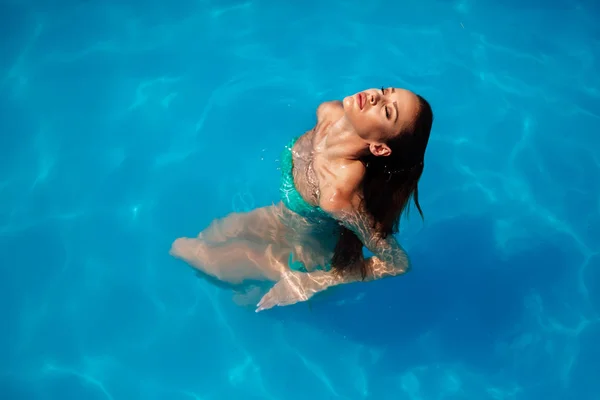 Femminile godendo piscina — Foto Stock