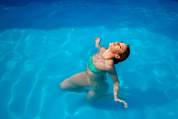 Mujer disfrutando de piscina —  Fotos de Stock