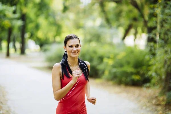 Belle jeune joggeuse dans le parc — Photo