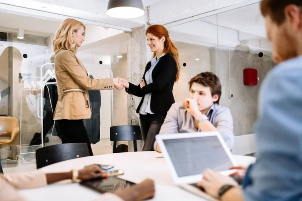 Gente de negocios trabajando en oficina — Foto de Stock