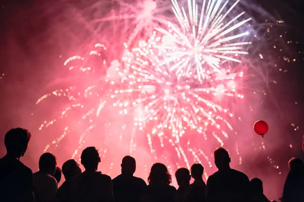 Multitud viendo fuegos artificiales — Foto de Stock