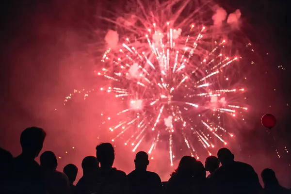 Kalabalık havai fişek izlerken