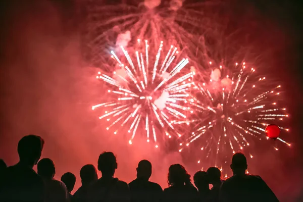 Pessoas assistindo fogos de artifício — Fotografia de Stock