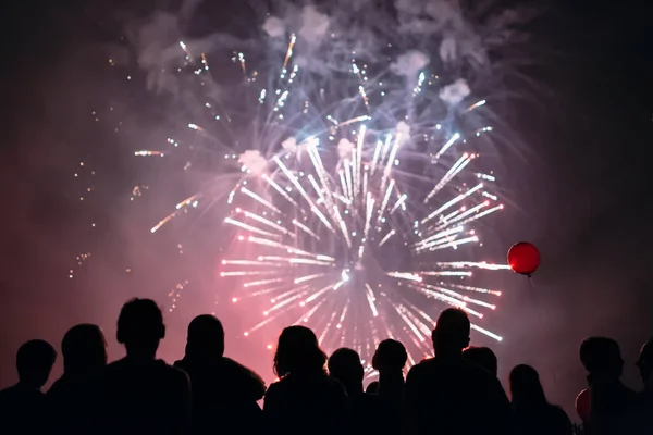 Personnes regardant des feux d'artifice — Photo