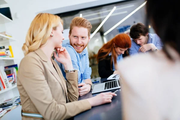 Persone che lavorano in uffici moderni — Foto Stock