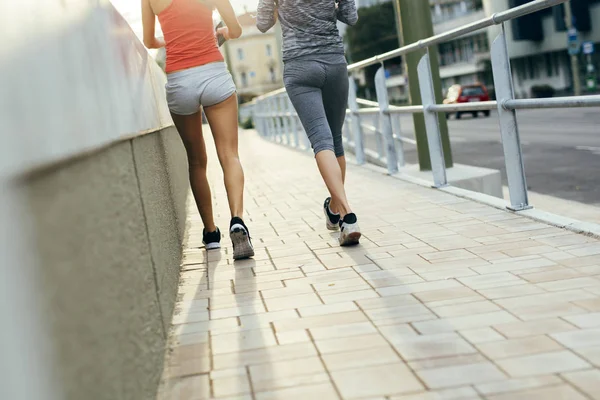 Zwei Frauen beim Joggen — Stockfoto