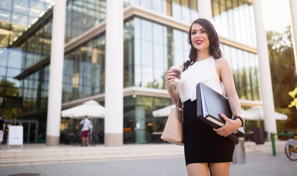 Femme d'affaires près de l'immeuble de bureaux — Photo