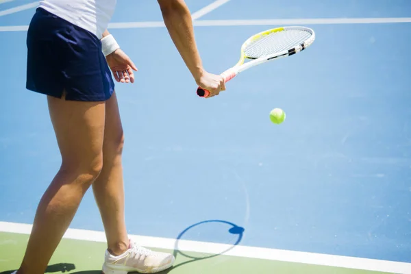 Schöne Tennisspielerin — Stockfoto
