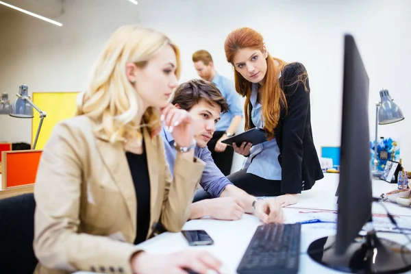 Együttműködik az office üzletemberek — Stock Fotó