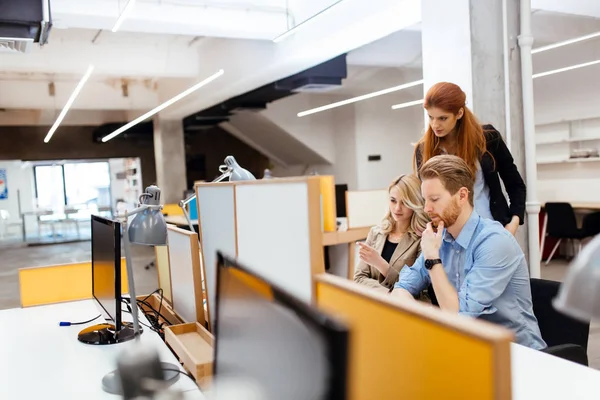 Designers travaillant en équipe au bureau — Photo