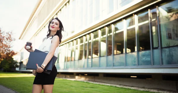 Hermosa mujer de negocios al aire libre —  Fotos de Stock