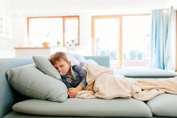 Lindo chico dormir — Foto de Stock