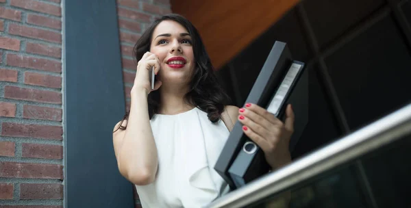 Femme d'affaires à l'extérieur en utilisant le téléphone — Photo