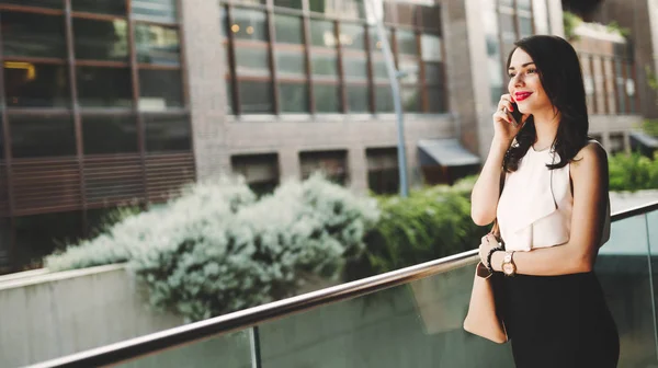 Schöne Geschäftsfrau mit Telefon — Stockfoto