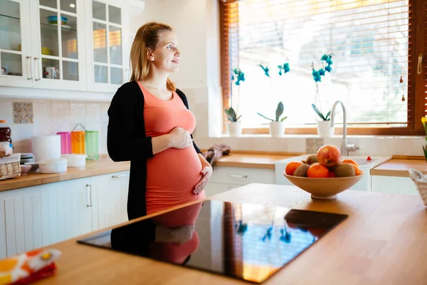 Έγκυος στην κουζίνα — Φωτογραφία Αρχείου