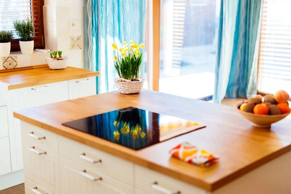 Flowers on kitchen counter — Stock Photo, Image