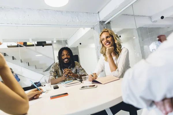 Gente de negocios hablando en la oficina — Foto de Stock