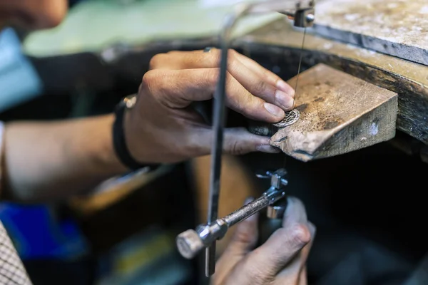 Goldsmith creating jewelry — Stock Photo, Image