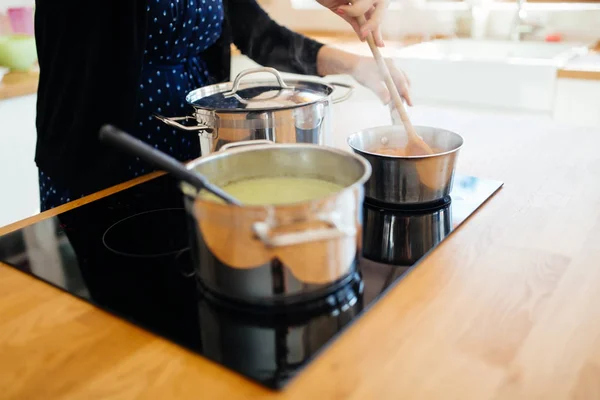 Жінка робить обід на кухні — стокове фото