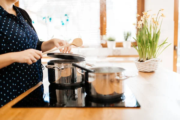 Mujer haciendo el almuerzo en la cocina —  Fotos de Stock