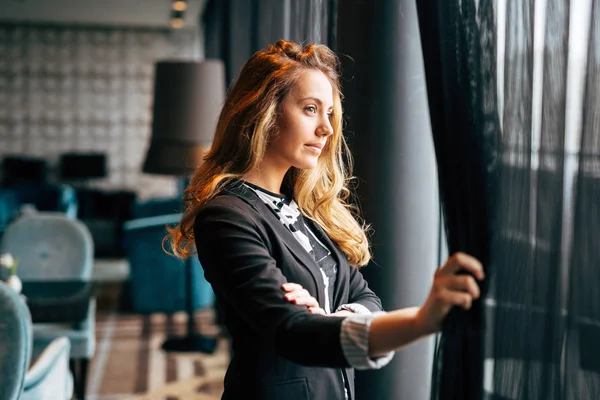 iş kadını pencereden bakıyor