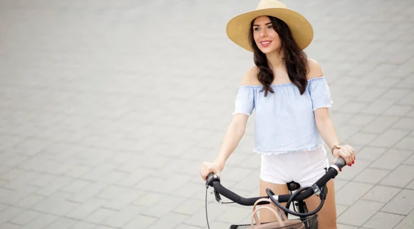 Gesunde schöne Frau mit Fahrrad — Stockfoto