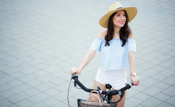 Gesunde schöne Frau mit Fahrrad — Stockfoto