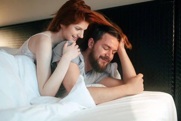 Sensuella par i sängen — Stockfoto
