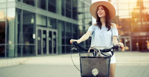 Здоровая красивая женщина с велосипедом — стоковое фото