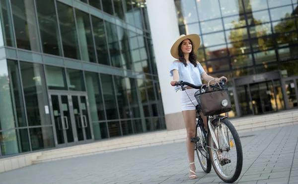 Mujer hermosa y saludable con bicicleta — Foto de Stock