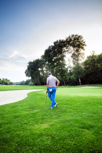 Vacker natur med golfspelare — Stockfoto