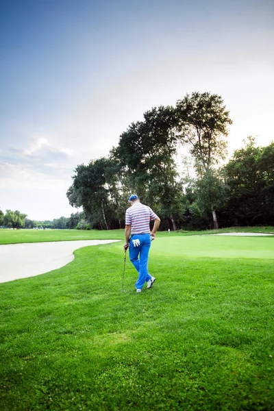 Mooi landschap met golfer — Stockfoto