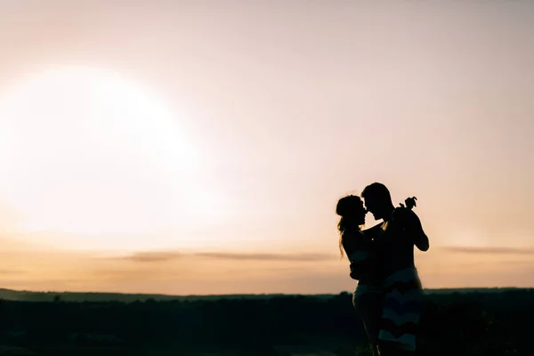 Ζευγάρι που χορεύει κατά το ηλιοβασίλεμα — Φωτογραφία Αρχείου