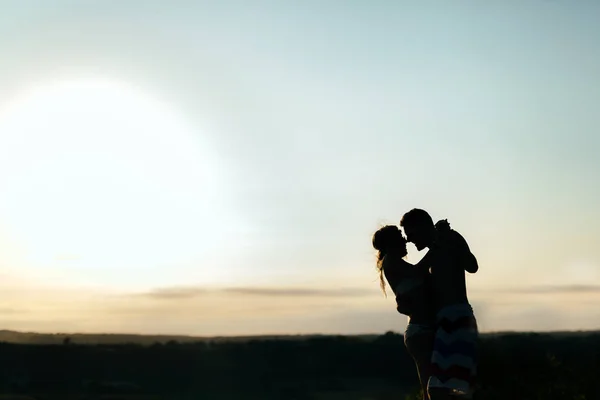 Pareja bailando al atardecer — Foto de Stock